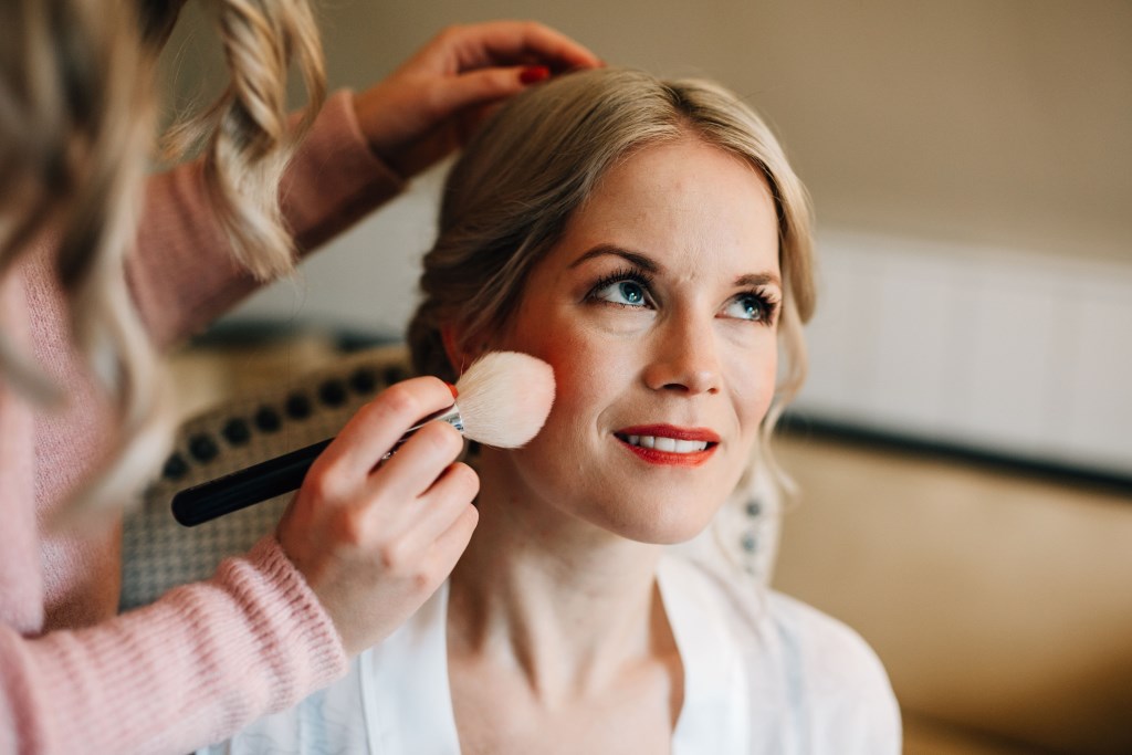 Getting ready Braut wird geschminkt